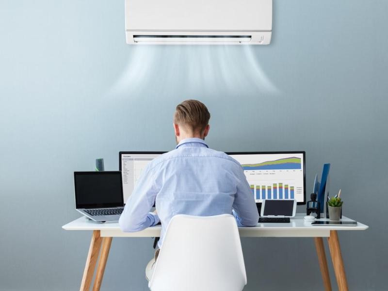 POR QUE MONITORAR A QUALIDADE DO AR EM AMBIENTES CLIMATIZADOS É ESSENCIAL PARA A SAÚDE E PRODUTIVIDADE NO TRABALHO?